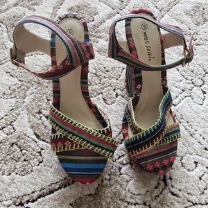 Colorful print wedges